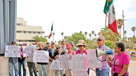 Familiares y simpatizantes de Ernesto Ruffo protestando.