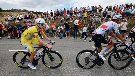 Isaac del Toro recibe el apoyo de aficionados mexicanos en la Etapa 15 del Tour de Francia 2026