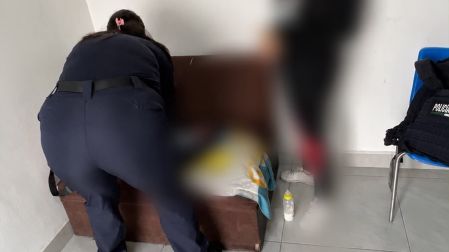 Una adolescente de 16 años dejó a su bebé en una banqueta en Ecatepec; el menor fue atendido y quedó bajo resguardo del DIF.