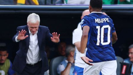 Didier Deschamps hace reverencia a Mbappé previo a salir del terreno de juego en el Mundial 2026.