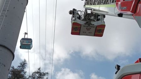 Un hombre de 54 años fue rescatado tras escalar una torre del Cablebús Línea 1 en Gustavo A. Madero; el servicio se suspendió temporalmente.