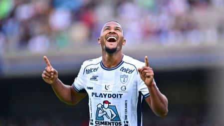 Salomon Rondon marcó doblete en el partido.