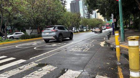 Algunos tramos en la ciclovía en avenida Insurgentes ya no cuentan con los confinadores del carril.