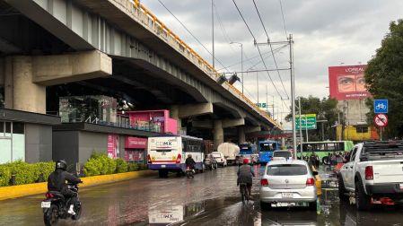 La ciclovía en avenida Revolución, a la altura de Mixcoac, suele ser invadida por ambulantes, autos y peatones.