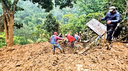 Un derrumbe provocado por las intensas lluvias en la Sierra de Zongolica sepultó una casa.