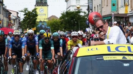 Christian Prudhomme, director del Tour de Francia, encabeza el pelotón sobre el auto en la rodada rumbo al punto de salida de la etapa 15.