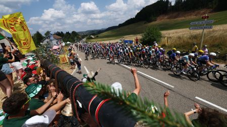 El pelotón del Tour de Francia en los primeros kilómetros.