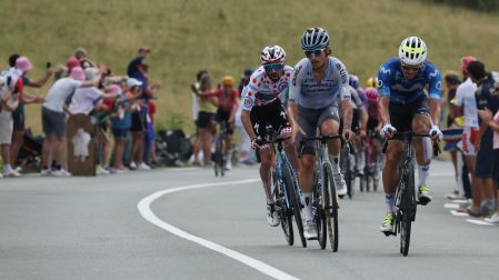 Valentin Paret Peintre es el líder de la montaba al usar el maillot de lunares.