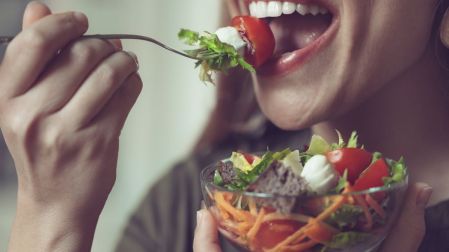Alimentos que debes evitar durante el brote de ciclosporiasis