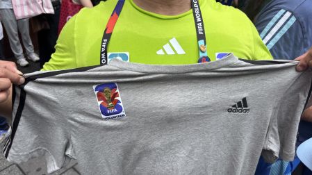 Ofrece una playera edición especial para los voluntarios en $100 dólares.