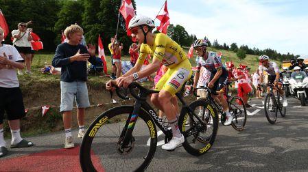 Tadej Pogacar ayudó a Isaac del Toro en la última subida del día en el Tour de Francia.