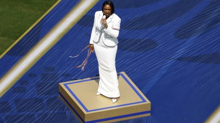Jennifer Hudson entonó el himno de Estados Unidos.
