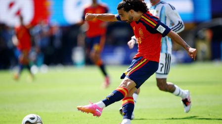 Marc Cucurella disparó de zurda.