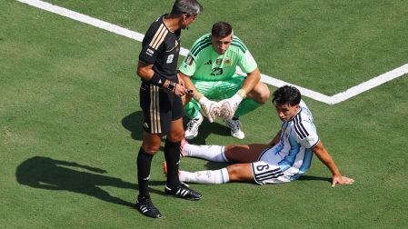Lisandro Martínez no pudo continuar en el campo.