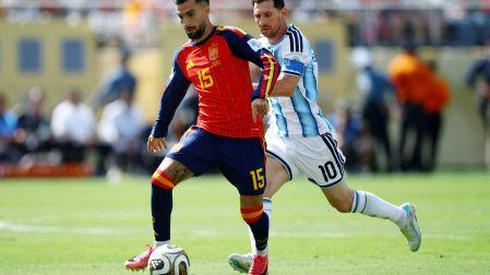 Alex Baena sacó un disparo que atajó el Dibu.