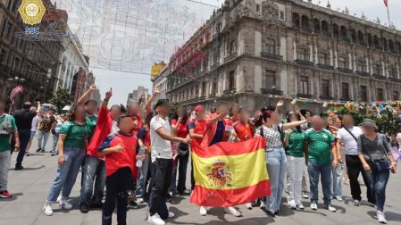 Playeras de México, Argentina, Brasil, España, Francia, Colombia, Chivas, Pumas y Cruz Azul se mezclaban entre miles de personas