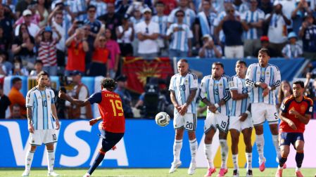 Tiro libre de Lamine que ataja el Dibu en la última acción del encuentro.