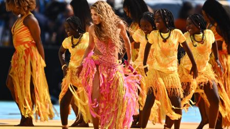 Los Guetto Kids compartieron el escenario con Shakira durante la presentación Dai-Dai