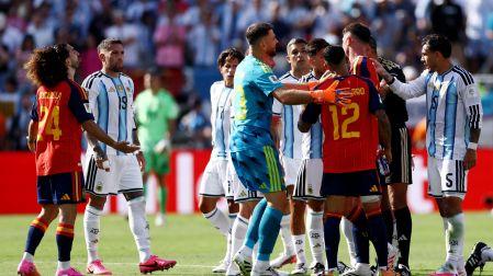 Jugadores de Argentina protestando la tarjeta roja de Enzo
