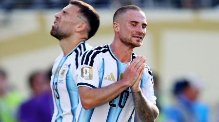 Jugadores de Argentina tristes tras el gol de Ferran Torres