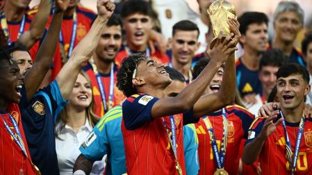 Lamine Yamal levantando la Copa del Mundo con España