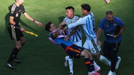 Leandro Paredes empujó a Gavi al finalizar el partido.