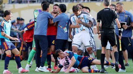 El partido culminó entre empujones por parte de los futbolistas argentinos.