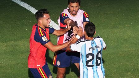 Molina se enfrasca en empujones.