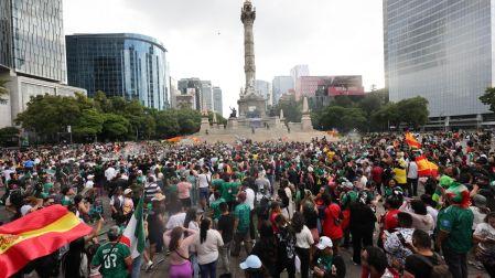 Afición de España celebra el título en el Ángel de la Independencia