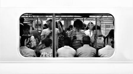 La serie, que lleva por título 'El viaje', reúne 150 imágenes en blanco y negro que registran escenas cotidianas en lugares como el metro de Tokio, Barcelona y Londres.