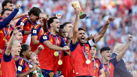 Rodri levantando la Copa del Mundo con España