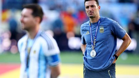 Messi y Scaloni tristes tras la derrota de Argentina