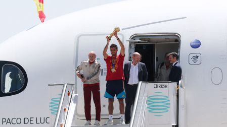 El trofeo de la Copa del Mundo ya está en España