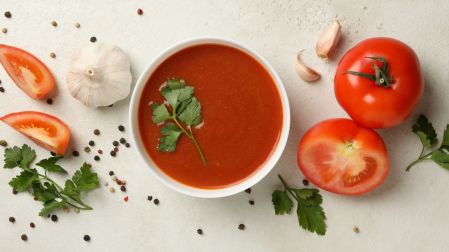 Refrescante gazpacho español