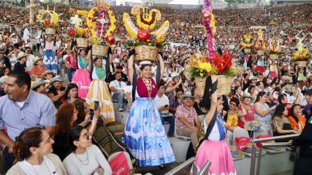OAXACA DE JUÁREZ, OAXACA, 28JULIO2025.- Ante un lleno total inició la octava del Lunes del Cerro en el auditorio Guelaguetza, en donde las 16 etnias de Oaxaca y el pueblo Afromexicano muestran su cultura y tradición a cientos de personas que se unen a este homenaje racial. FOTO: CAROLINA JIMÉNEZ/CUARTOSCURO.COM