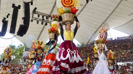 OAXACA DE JUÁREZ, OAXACA, 28JULIO2025.- Ante un lleno total inició la octava del Lunes del Cerro en el auditorio Guelaguetza, en donde las 16 etnias de Oaxaca y el pueblo Afromexicano muestran su cultura y tradición a cientos de personas que se unen a este homenaje racial. FOTO: CAROLINA JIMÉNEZ/CUARTOSCURO.COM