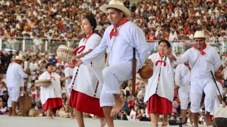 OAXACA DE JUÁREZ, OAXACA, 28JULIO2025.- Ante un lleno total inició la octava del Lunes del Cerro en el auditorio Guelaguetza, en donde las 16 etnias de Oaxaca y el pueblo Afromexicano muestran su cultura y tradición a cientos de personas que se unen a este homenaje racial. FOTO: CAROLINA JIMÉNEZ/CUARTOSCURO.COM