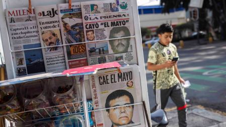 Vista de las portadas de periódicos que muestran la noticia de la captura de Ismael "El Mayo" Zambada