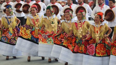 OAXACA, OAXACA, 21JULIO2025.- Se llevó a cabo el primer Lunes del Cerro como parte de las actividades de la Guelaguetza 2025, donde se reúnen todos los pueblos de las 8 regiones oaxaqueñas. FOTO: DANIEL AUGUSTO/ CUARTOSCURO.COM