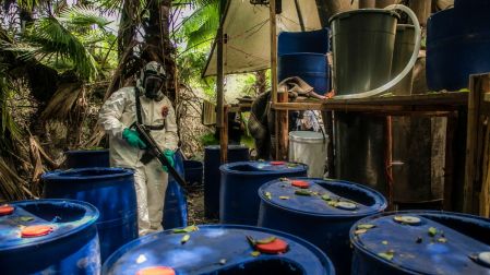 Un agente de la policía estatal de Sinaloa trabaja durante el desmantelamiento de uno de los tres laboratorios clandestinos