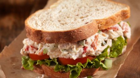 Práctica ensalada rusa con pollo, una comida fresca para los días calurosos