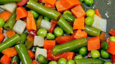 Práctica ensalada rusa con pollo, una comida fresca para los días calurosos
