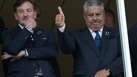 Alejandro Domínguez (izq.), presidente de CONMEBOL, y Claudio Tapia, presidente de la AFA, asistieron a la final de la Copa del Mundo entre la Selección de España y de Argentina.