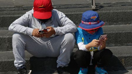 Entre los modelos revisados se encuentran desde lineamientos generales para que cada escuela determine sus reglas, hasta restricciones más amplias.
