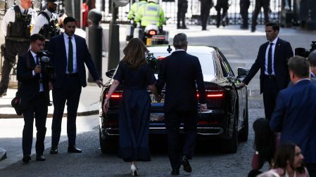 El primer ministro británico Keir Starmer y su esposa Victoria Starmer caminan hacia su vehículo, luego de que él ofreciera un mensaje a las afueras del 10 de Downing Street, previo a presentar su renuncia y transferir el poder.