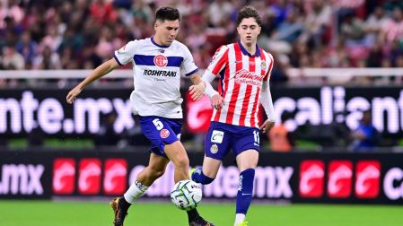 Brian Gutiérrez en el partido entre Chivas y Toluca