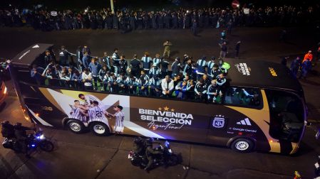 Soccer Football - FIFA World Cup 2026 - Argentina players arrive in Buenos Aires after the final - Buenos Aires, Argentina - July 20, 2026 Drone view shows Argentina players after they arrive in Buenos Aires after losing the FIFA World Cup final to Spain REUTERS/Matias Baglietto