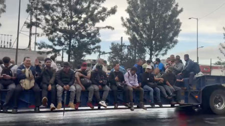 Usuarios del Metro tuvieron que subirse a plataformas de tractocamiones, ante la saturación del servicio de apoyo de la RTP.