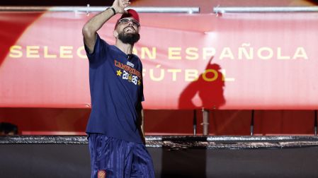 Spain's forward Borja Iglesias sings as Spain's players celebrate on a stage at Cibeles Square in Madrid on July 20, 2026, one day after winning their second World Cup title following a 1-0 victory against Argentina. Spain's World Cup winners come back home to a heroes' welcome in Madrid, where a million fans are expected to greet them after a night of raucous celebrations across the country. (Photo by Oscar DEL POZO / AFP)