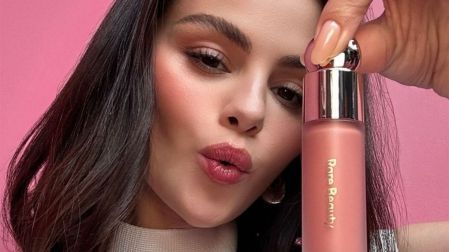 Además de su carrera como cantante y actriz, Selena Gomez ha consolidado Rare Beauty como uno de sus proyectos empresariales más exitosos.
